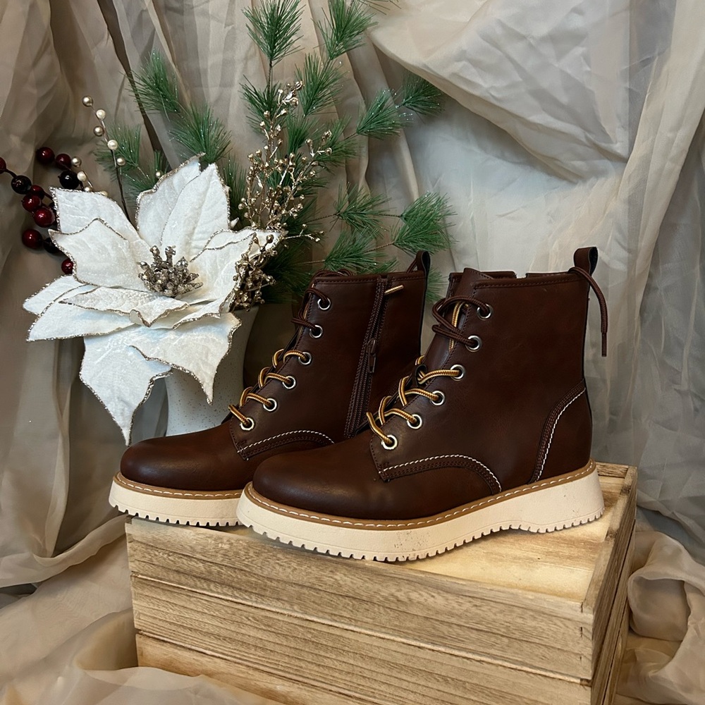 Brand new never worn , size 9 US , brand madden girl